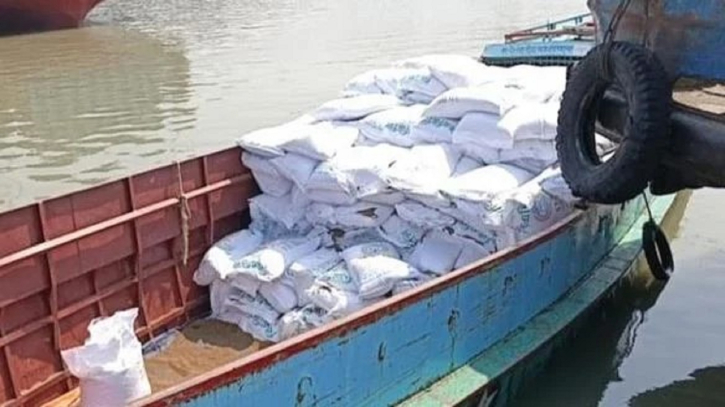 লক্ষ্মীপুরে ৩শ’ বস্তা সার জব্দ করেছে ভ্রাম্যমাণ আদালত