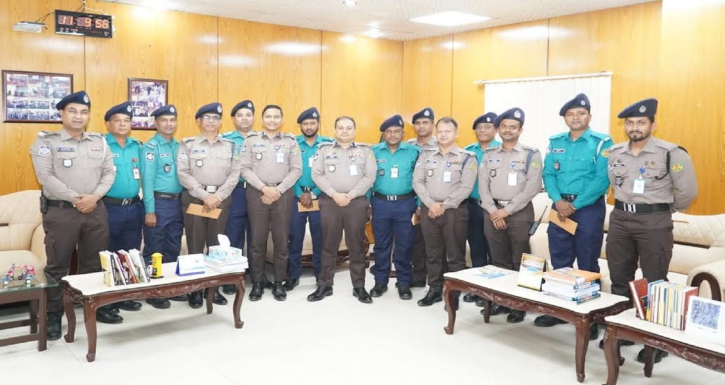পুরস্কৃত হলেন ১১ পুলিশ সদস্য