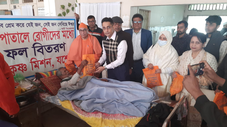 যশোরে পাঁচ শতাধিক রোগীর মাঝে ফল বিতরণ