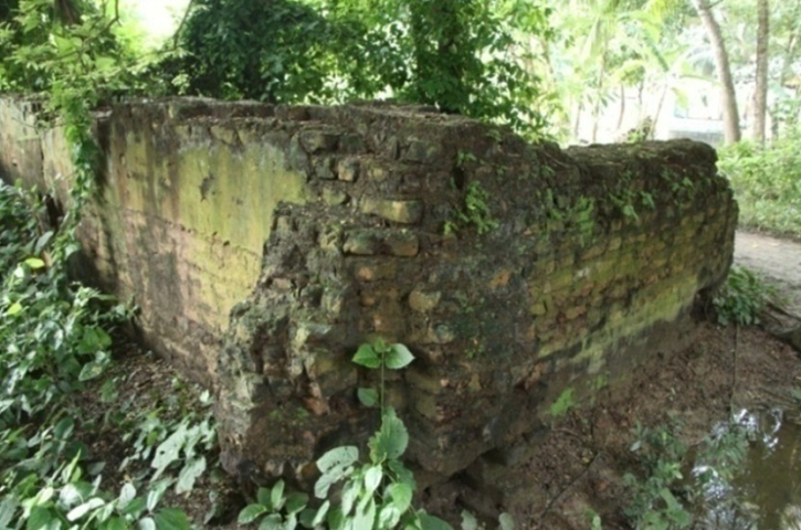 ধ্বংসস্তূপে লুকিয়ে থাকা এক প্রাচীন স্মৃতি