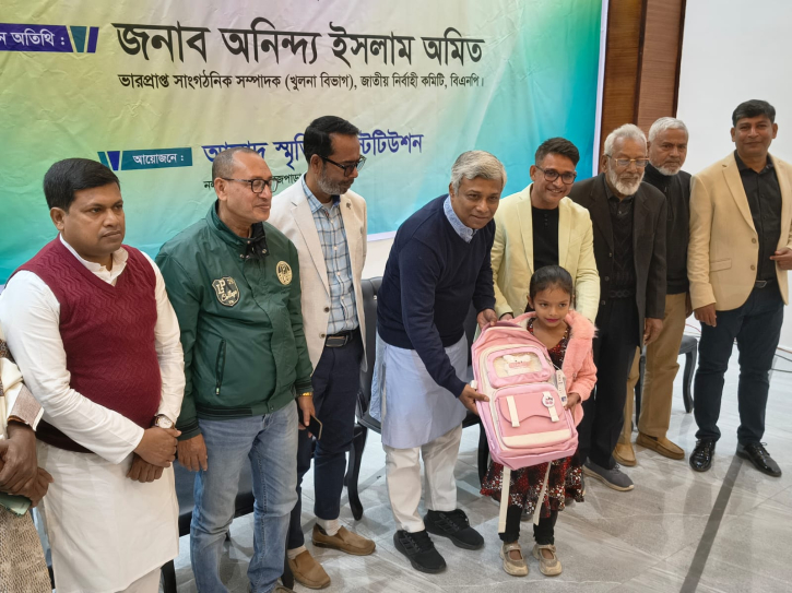 যশোরে নতুন ‘ড্রেস-ব্যাগ’ নিয়ে স্কুলে  যাবে দুইশ’ শিক্ষার্থী