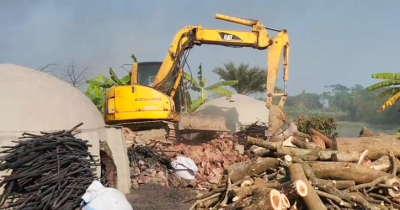 যশোরে ৭৪টি অবৈধ কাঠের  চুল্লি ভেঙ্গে গুড়িয়ে দিল প্রশাসন