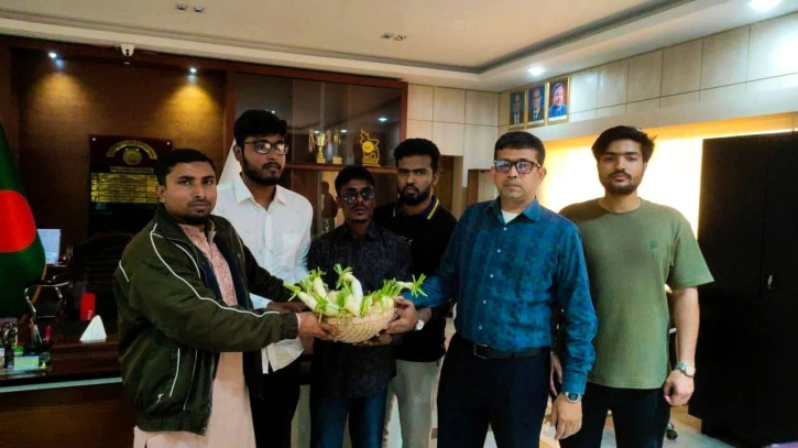 যবিপ্রবির উপাচার্যকে মূলা উপহার দিল শিক্ষার্থীরা!
