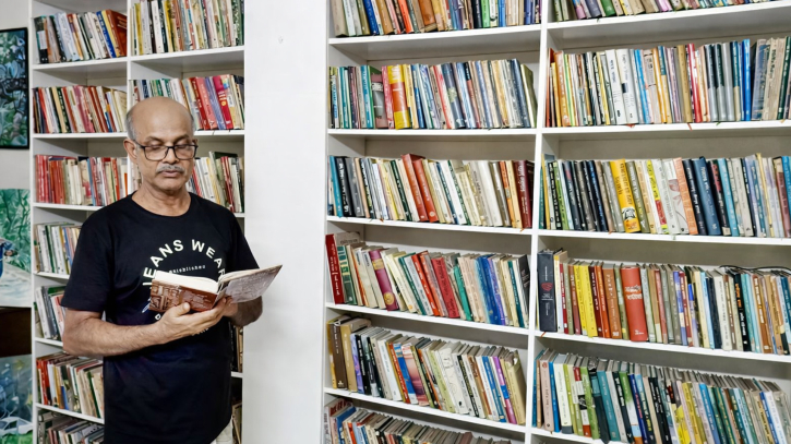 রুন্নু’র ‘স্টাডি-রুম কাম আর্ট গ্যালারি’ বিস্ময় জাগানিয়া বইয়ের জগৎ