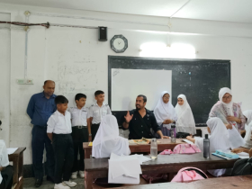 শিক্ষক ছাড়াই সহপাঠীদের সঙ্গে চর্চায় শিখবে ইংরেজি