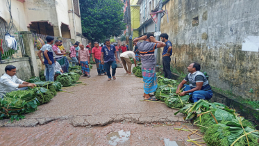 শ্রম-ঘামে গড়া অবকাঠামোবিহীন বাজারে কোটি টাকার অর্থনীতি