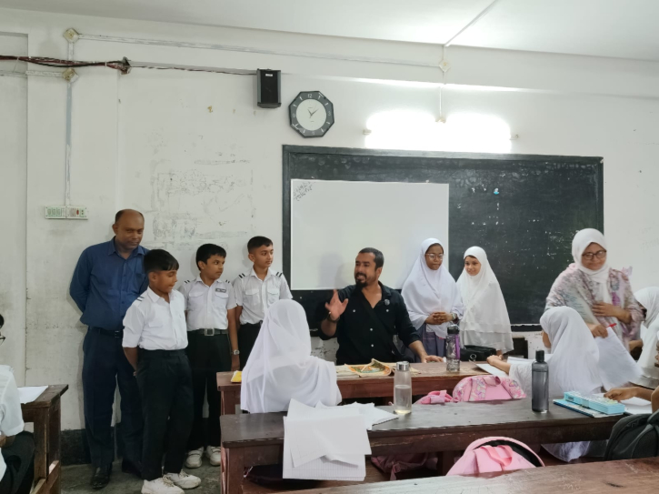 শিক্ষক ছাড়াই সহপাঠীদের সঙ্গে চর্চায় শিখবে ইংরেজি