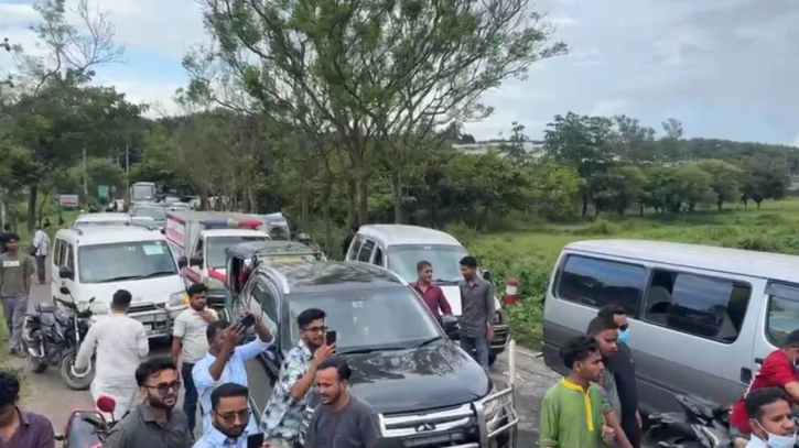 পুলিশের বাধা ও ট্রাক সরিয়ে হবিগঞ্জে যাচ্ছেন এনসিপির নেতারা