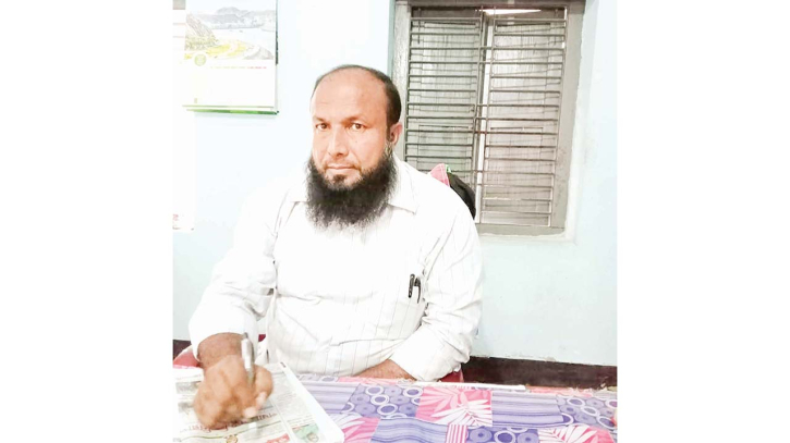 ভূমি কর্মকর্তা নজরুলের ‘জমিদারি’ দাপট!