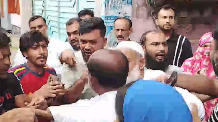 যশোরের ৪ আসনের এমপি গোলাম রসুলের বাড়িতে জনতার বিক্ষোভ
