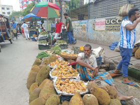 চৌরাস্তার ফুটপাতে হারিয়ে যেতে বসা দেশি ফল