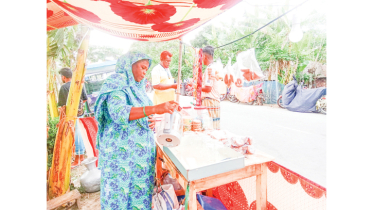 ছোট্ট চায়ের দোকান আঁকড়ে বাঁচার সংগ্রাম ‘বাঘ বিধবা’ মাহফুজার