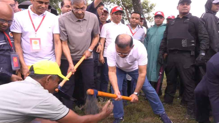 বাবার স্মৃতিবিজড়িত ‘পাতলী খাল’ পুনঃখননের উদ্বোধন করলেন প্রধানমন্ত