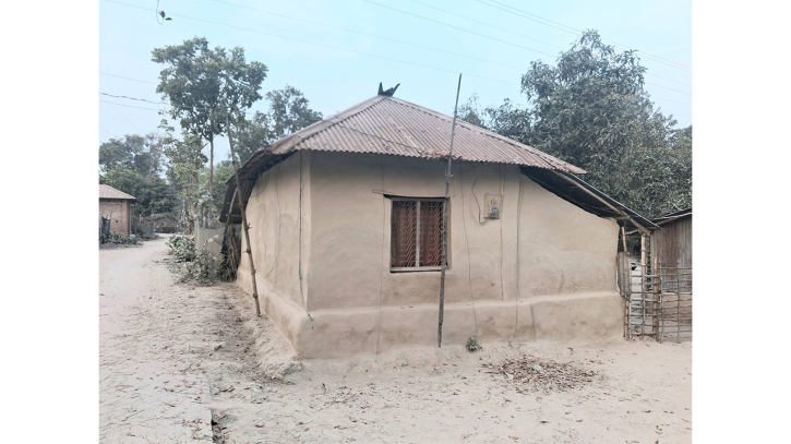 ‘উনিশ শতকে বাংলার কৃষক পরিবারের বাড়ি’