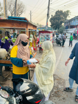 যশোরে ট্রাফিক পুলিশ-পথচারীদের মাঝে ইফতার সামগ্রী বিতরণ যশোরে ট্রাফিক পুলিশ-পথচারীদের মাঝে ইফতার সামগ্রী বিতরণ