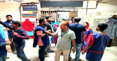 ট্রলি সেবায় টাকা নেওয়া বন্ধে যশোর জেনারেল হাসপাতালে স্বেচ্ছাসেবকদের অবস্থান