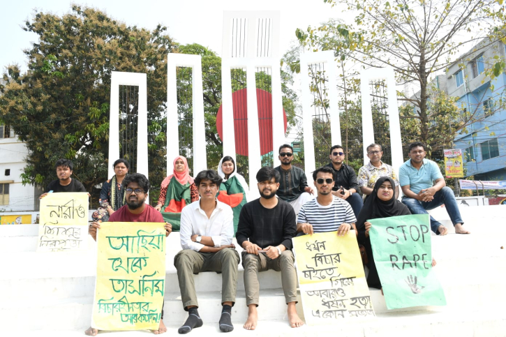 ধর্ষণের বিরুদ্ধে বৈষম্যবিরোধী  শিক্ষার্থীদের  যশোর কেন্দ্রীয় শহীদ মিনারে অবস্থান