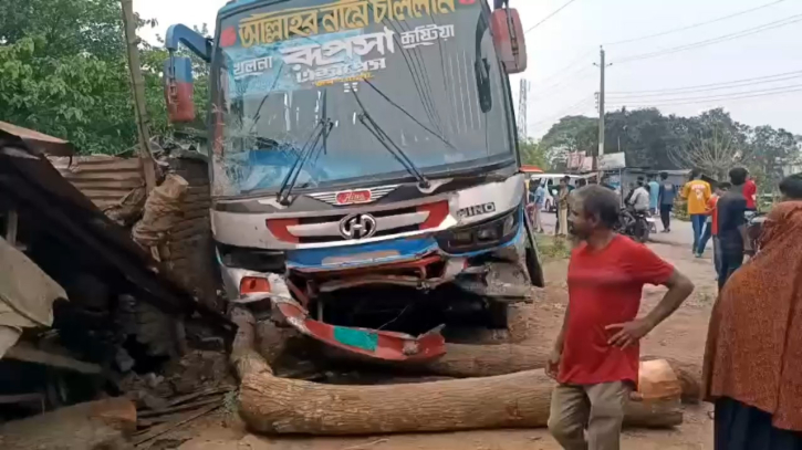 বারোবাজারে হোটেলে ধাক্কা রূপসা পরিবহনের, নিহত ১, আহত ৫
