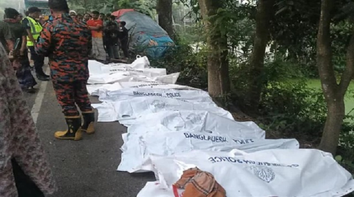 নাটোরে বাস-ট্রাক সংঘর্ষে  ১৩ জন নিহত, আহত অন্তত ২৫ জন