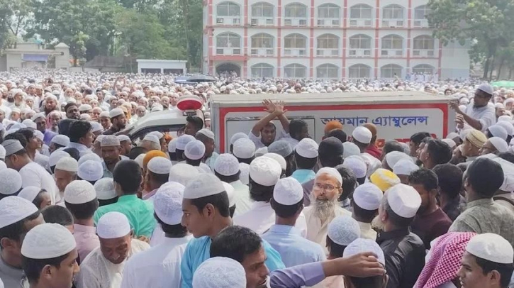 কুমিল্লায় আল্লামা নুরুল হকের জানাজায় লাখো মুসল্লি, দাফন সম্পন্ন