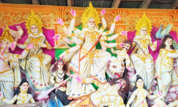 ৩৫ হাজার মুক্তায় সাজছেন দেবী দুর্গা