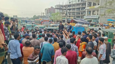 মোহাম্মদপুরে অবরোধ কর্মসূচি পালন করছেন অটোরিকশা চালকেরা