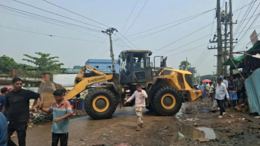 কর্ণফুলীতে সিডিএ’র অভিযানে অবৈধ দোকান ও স্থাপনা উচ্ছেদ