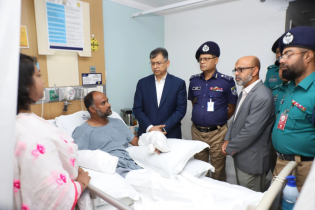 আহত পুলিশ পরিদর্শককে দেখতে হাসপাতালে স্বরাষ্ট্রমন্ত্রী