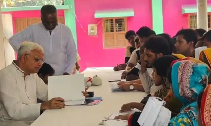 নিজ এলাকায় চিকিৎসা সেবা দিলেন মন্ত্রী ডা. এ জেড এম জাহিদ