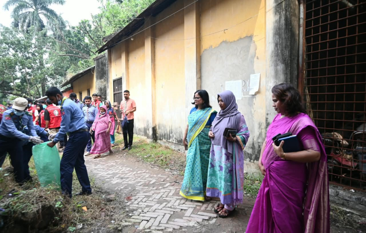 খুলনায় জেলা প্রশাসকের নেতৃত্বে পরিচ্ছন্নতা অভিযান