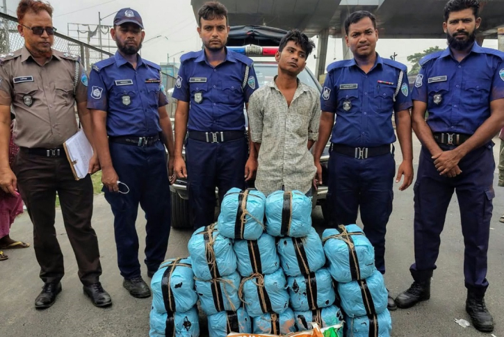 দাউদকান্দিতে ৬৪ কেজি গাঁজাসহ কাভার্ডভ্যান আটক, গ্রেপ্তার ১