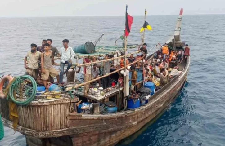 সমুদ্রপথে অবৈধভাবে মালয়েশিয়াগামী বোটসহ ৭৬ জনকে উদ্ধার
