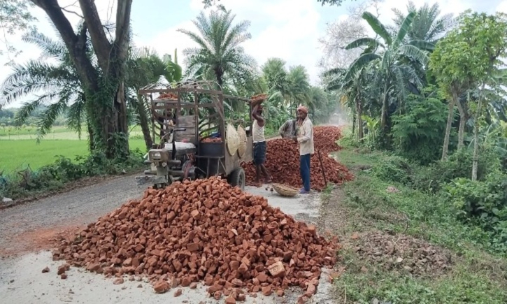 মেরামতকাজের ধীরগতিতে দুর্ভোগে হাজারো মানুষ