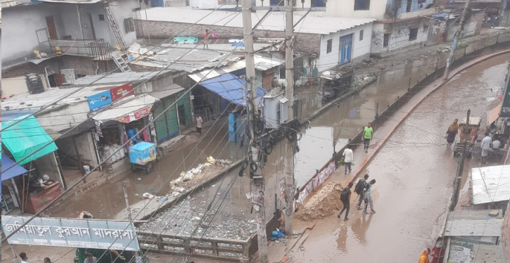 রাজধানীতে ভারি বৃষ্টি তলিয়ে গেছে সড়ক দুর্ভোগে নগরবাসী
