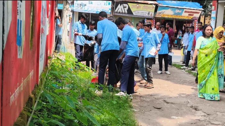 ডেঙ্গু প্রতিরোধে বাগেরহাটে শিক্ষার্থীদের পরিচ্ছন্নতা অভিযান