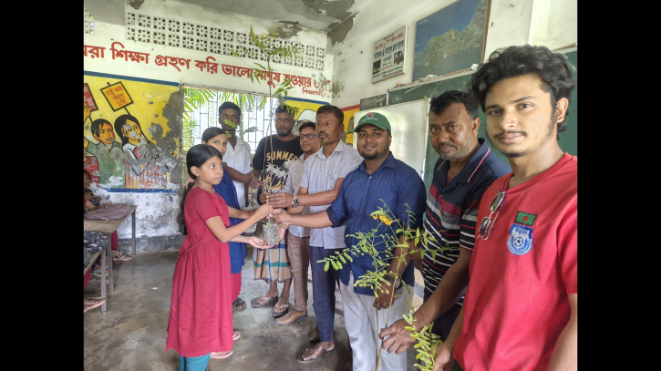 বাগেরহাটে শিক্ষার্থীদের মধ্যে গাছের চারা বিতরণ