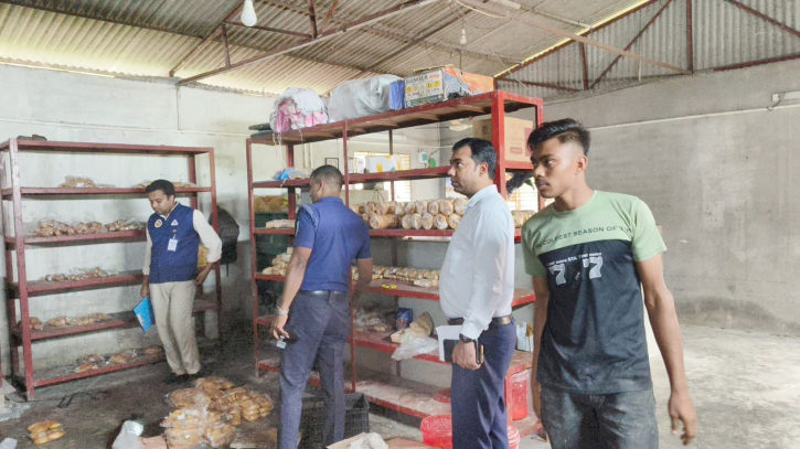 ঘোড়াঘাটে বেকারি কারখানাকে জরিমানা