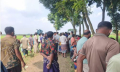 শিয়ালের টানাটানিতে বেরিয়ে আসে যুবকের মরদেহ