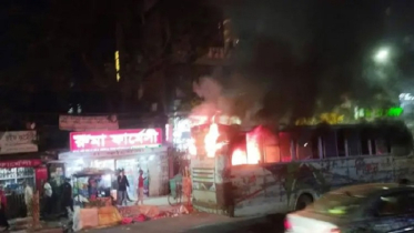 রাজধানীতে তিন বাসে আগুন, ককটেল বিস্ফোরণ