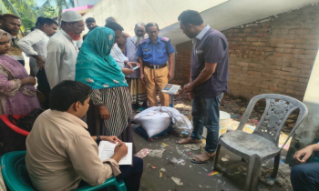 পাইকগাছায় ওজনে চাল কম দেওয়ায় দুই ডিলারকে জরিমানা