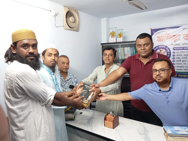 মান্দিয়া কল্যাণ সংস্থার লাইব্রেরিতে ৪০টি বই উপহার 