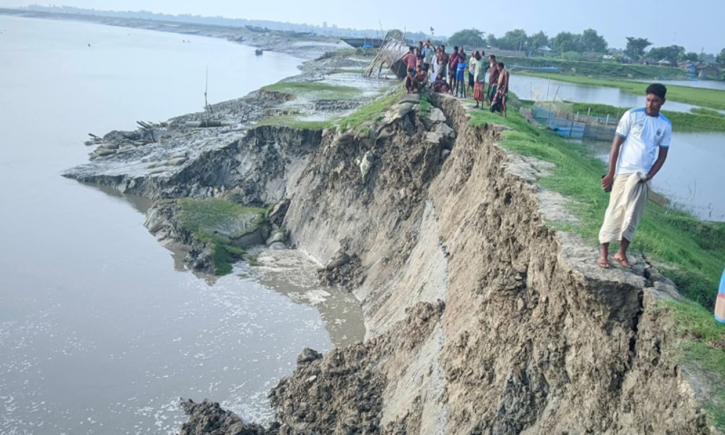 সাতক্ষীরায় বেড়িবাঁধে ভাঙন, ১২ গ্রামে প্লাবনের আশঙ্কা