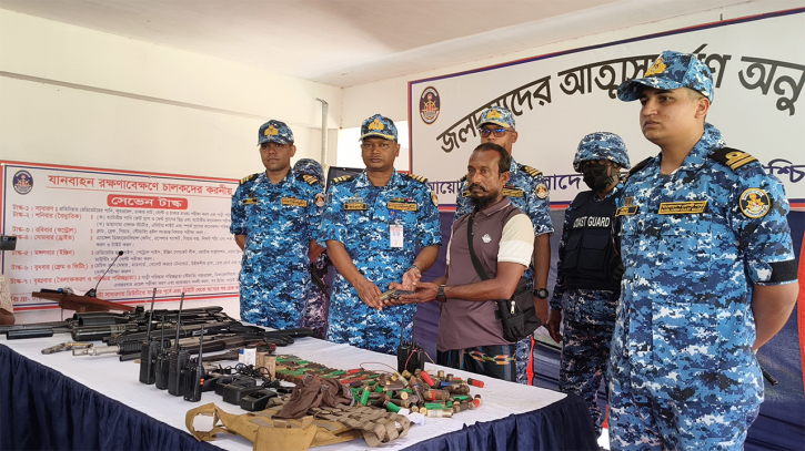 বিপুল পরিমাণ গোলবারুদসহ সুন্দরবনের ১২ দস্যুর আত্মসমর্পণ 