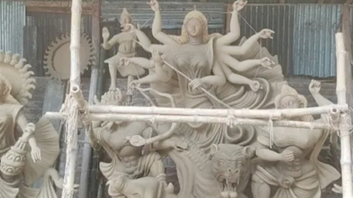 ঘোড়াঘাটে প্রতিমা তৈরিতে ব্যস্ত কারিগররা