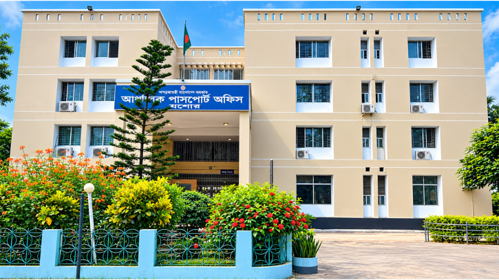 যশোর পাসপোর্ট অফিসে শেষ ভরসা ‘স্পিড মানি’
