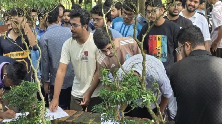 চুয়েটে শিক্ষার্থীদের বিক্ষোভ ও গণস্বাক্ষর কর্মসূচি চলছে