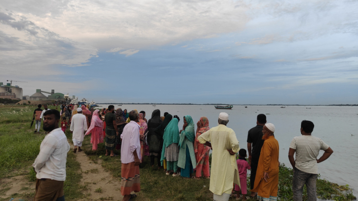মেঘনায় ট্রলারডুবি: ৩ ভাই-বোনের মরদেহ উদ্ধার, নিখোঁজ বাবা