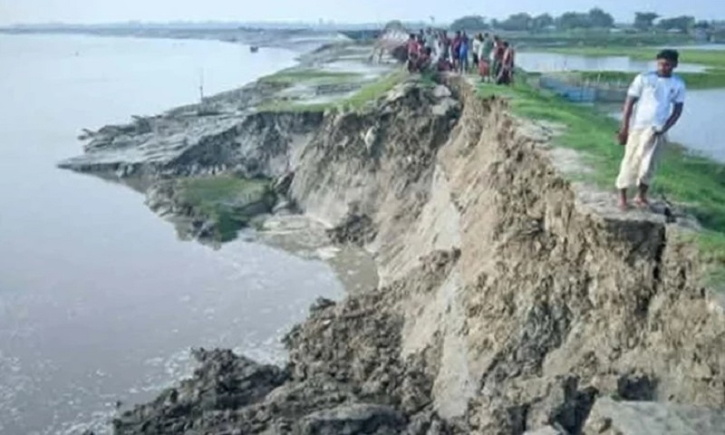 আশাশুনিতে বেড়িবাঁধে ভাঙন, ১২টি গ্রাম প্লাবিত হওয়ার আশঙ্কা